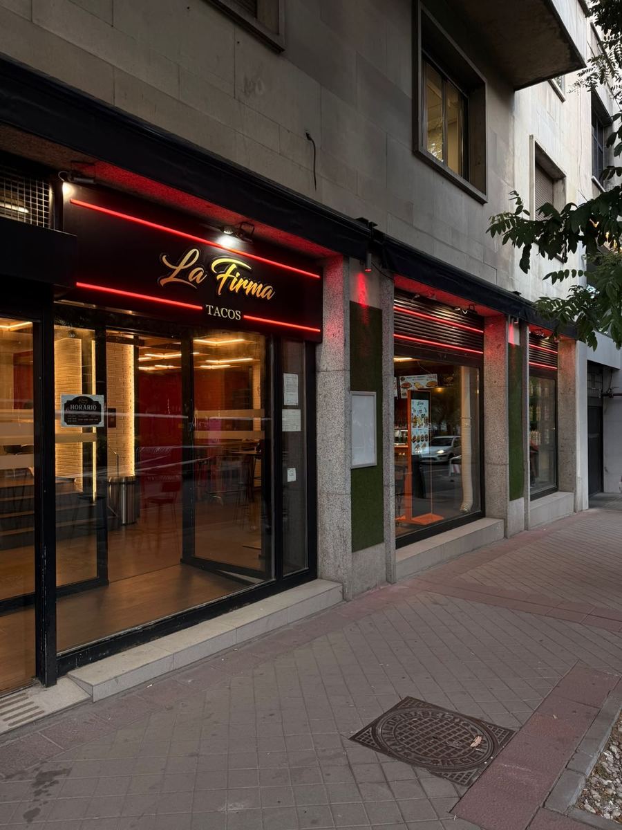 Fachada de La Firma Tacos con letrero de neón en Castellana