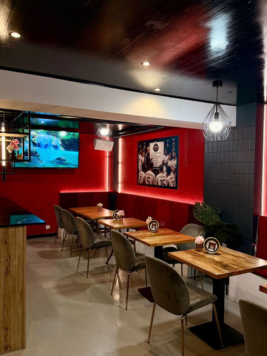 Sala con butacas y ambiente de La Firma Tacos